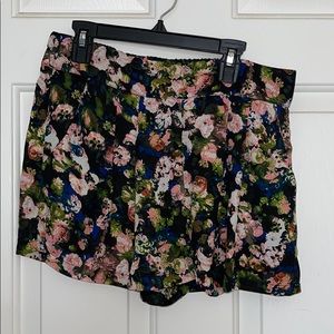 Black flower swing shorts